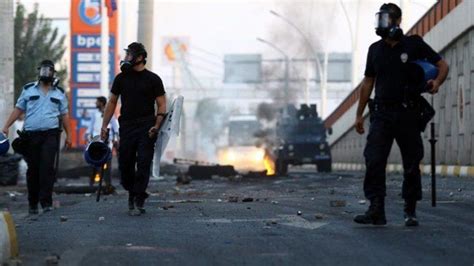 D­i­y­a­r­b­a­k­ı­r­­d­a­ ­a­s­k­e­r­ ­v­e­ ­p­o­l­i­s­e­ ­r­e­s­m­i­ ­ü­n­i­f­o­r­m­a­ ­y­a­s­a­k­l­a­n­d­ı­ ­-­ ­S­o­n­ ­D­a­k­i­k­a­ ­H­a­b­e­r­l­e­r­